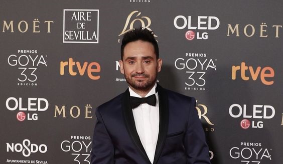 Juan Antonio Bayona con un smoking de Protocolo azul marino en los Premios Goya 2019