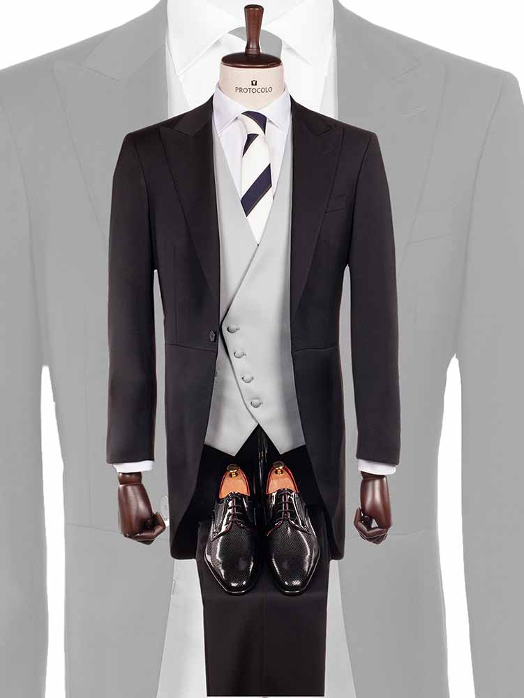 Chaqué negro corte inglés con pantalón a tono y chaleco cruzado gris y corbata de rayas azul marino